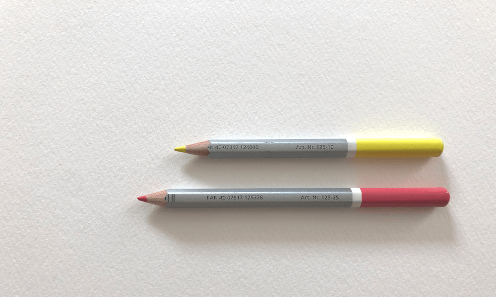 黄色とピンクの色鉛筆の画像